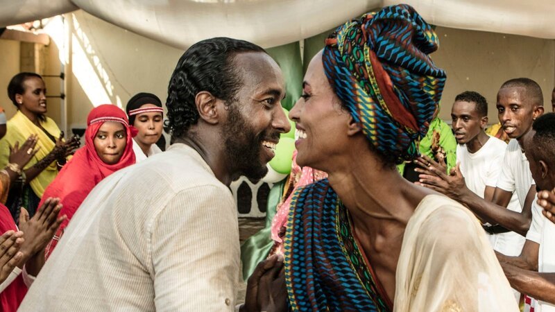 Nasra (Yasmin Warsame, r.) und Guled (Omar Abdi, l.) genießen einen der wenigen unbeschwerten Momente miteinander. – Bild: ZDF /​ © Lasse Lecklin/​Twenty Twenty Vi /​ © Lasse Lecklin/​Twenty Twenty Vision/​ZDF/​ARTE