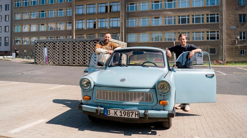 Bürger Lars Dietrich (links) und Checker Tobi sind mit einem Trabi unterwegs. – Bild: BR/​Hans-Florian Hopfner/​megaherz gmbh