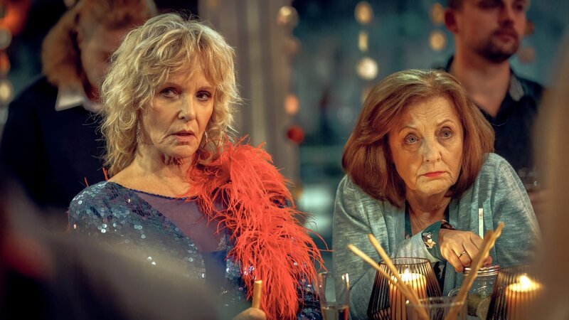 Barbara (Ulrike Kriener, l.) und Marion (Irene Rindje, r.) kennen sich noch von der Lehre und können mit der modernen Arbeitsweise nichts anfangen. – Bild: ZDF und Boris Laewen.