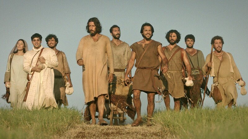 (v.l.) Maria Magdalena (Elizabeth Tabish), Matthaeus (Paras Patel), Johannes (George Harrison Xanthis), Jesus (Jonathan Roumie), Jakobus der Groeßere (Kian Kavousi), Simon Petrus (Shahar Isaac), Andreas (Noah James), Thomas (Joey Vahedi), Jakobus der Kleinere (Jordan Walker Ross) – Bild: Bibel TV