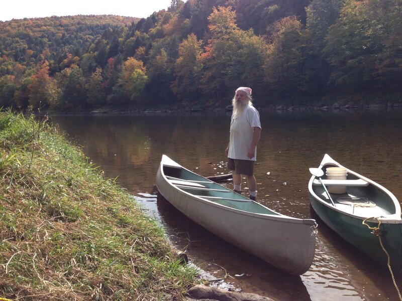 Hancock, NY: Ray prepares to canoe out to check his weir. (Photo Credit: National Geographic Channels/​ Ben Trueheart) – Bild: Copyright © The National Geographic Channel.