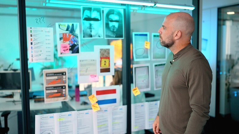 Investigativreporter Felix Hutt und sein Team recherchierten rund fünf Monate. Das Ergebnis ist der bislang größte Schlag gegen einen SMS-Betrüger-Ring in Deutschland. Die Reporter zeigen die Strukturen und Funktionsweisen des perfiden Netzwerks +++ Die Verwendung des sendungsbezogenen Materials ist nur mit dem Hinweis und Verlinkung auf RTL+ gestattet. +++ – Bild: RTL /​ Extra Spezial: Jagd auf die SMS-Betrüger
