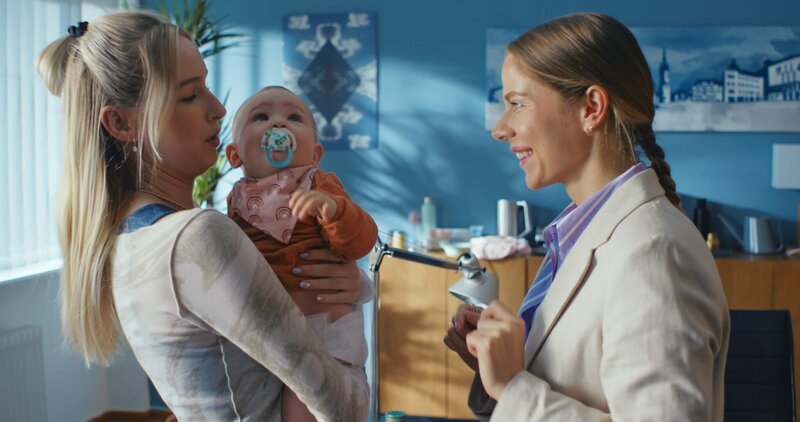 Heute liegt die Aufgabe sich um das Baby zu kümmern bei Anastasia (Luise Emilie Tschersich, l.) und Charlotte (Cheyenne Pahde, r.) und sie meistern es ohne Probleme. – Bild: Sascha Ersfeld /​ ZDF