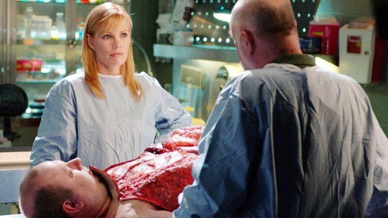 Ein extrem korpulenter Mann wurde tot in einer Mülltonne gefunden. Die Obduktion seines Körpers bringt für Doc Robbins und Catherine Interessantes zum Vorschein. – Bild: TVNOW /​ CBS