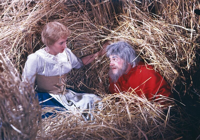 Szenenfoto „Das Zaubermännchen“: v.l.n.r.: Karin Lesch (Marie, die MĂĽllertochter), Siegfried Seibt (Rumpelstilzchen) – Bild: MDR/PROGRESS Film-Verleih/Josef Borst Szenenfoto „Das Zaubermännchen“: v.l.n.r.: Karin Lesch (Marie, die MĂĽllertochter), Siegfried Seibt (Rumpelstilzchen) – Bild: MDR/PROGRESS Film-Verleih/Josef Borst