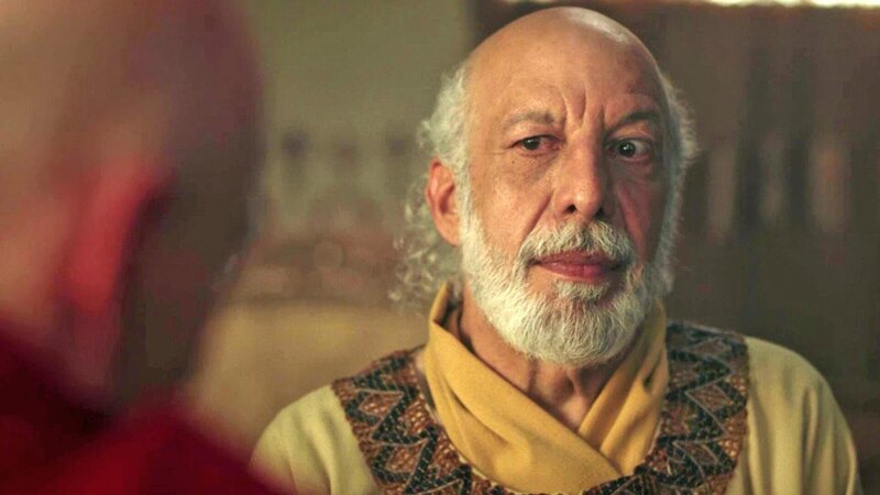 Nikodemus (Erick Avari) im Gespraech mit einem Roemer – Bild: Bibel TV