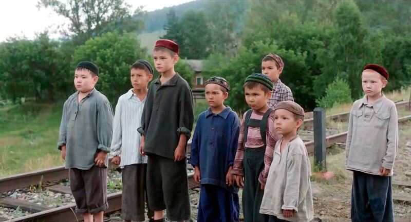 Ruschan (Ilnasar Achmetow, 3. von links) versteht sich als Anführer der Kinder des baschkirischen Dorfes Sairanowo. Wehe, einer legt sich mit ihm an! – Bild: MDR/​Antidotre Film/​Telepool