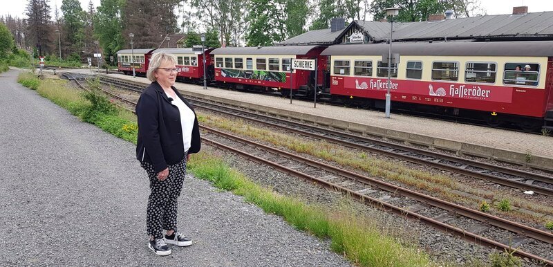 Christiane Hopstock ist Bürgermeisterin von Schierke. Sie freut sich, dass es die Brockenbahn wieder gibt. „Sie gehört zu Schierke, wie das Brandenburger Tor zu Berlin“, sagt sie. – Bild: MDR/​Anja Walczak