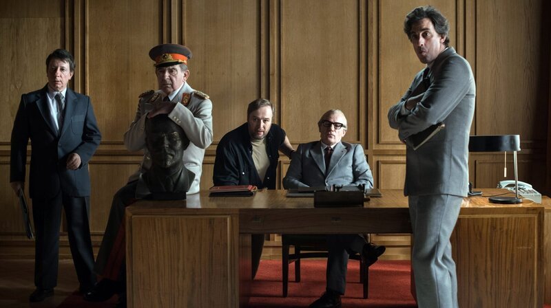 Die Realität ist wie das Theaterstück: Honecker (Jörg Schüttauf, 2. v. re.) kann sich weder auf seinen Kronprinzen Krenz (Alexander Schubert, re.), noch auf Stasi-Chef Mielke (André Jung, 2. v. li.) verlassen. – Bild: ARD Degeto/Crazy Film/Nadja Klier Die Realität ist wie das Theaterstück: Honecker (Jörg Schüttauf, 2. v. re.) kann sich weder auf seinen Kronprinzen Krenz (Alexander Schubert, re.), noch auf Stasi-Chef Mielke (André Jung, 2. v. li.) verlassen. – Bild: ARD Degeto/Crazy Film/Nadja Klier