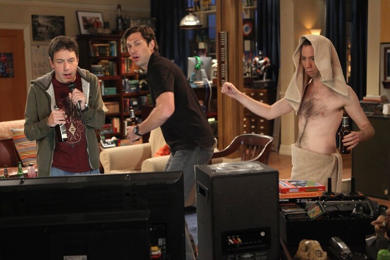 Als Sheldon (Jim Parsons, r.) feststellt, dass nicht er der Mittelpunkt der Freunde ist, sondern Leonard (Johnny Galecki, l.), sucht er sich neue Freunde. Doch wird er die in Kripke (John Ross Bowie, l.), Zack (Brian Thomas Smith, M.) und Stuart (Kevin Sussman, r.) finden? – Bild: HBOH