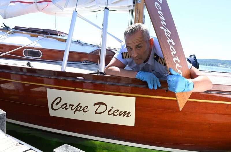 ARD WAPO BODENSEE FOLGE 42, „Hasadeure“, am Dienstag (05.01.21) um 18:50 Uhr im ERSTEN. Paul Schott (Tim Wilde) untersucht das Boot, von dem nicht klar ist, wem es wirklich gehört. © ARD/​Laurent Trümper, honorarfrei – Verwendung gemäß der AGB im engen inhaltlichen, redaktionellen Zusammenhang mit genannter ARD-Sendung bei Nennung „Bild: ARD/​Laurent Trümper“ (S2). ARD-Programmdirektion/​Bildredaktion, Tel: 089/​5900–23534, bildredaktion@DasErste.de – Bild: ARD/​Laurent Trümper /​ ARD-Programmdirektion