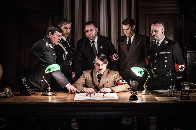 Schauspieler am Set der Reihe: Adolf Hitler (Darsteller unbekannt, vorne, m.), Hermann Göring (Steve Munroe, l.), Reinhard Heydrich (Daniel Chapple, 2.v.l.), Martin Bormann (Jonathon Michaels, 3.v.l.), Albert Speer (Darsteller unbekannt, 2.v.r.) und Heinrich Himmler (Darsteller unbekannt, r.). – Bild: ZDF/​Andrew Hayes-Watkins
