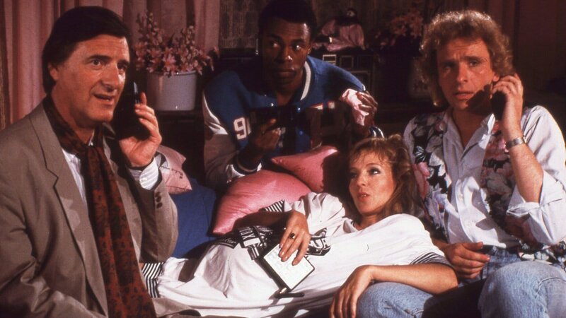 Die Lebenskünstler Schmidgruber (Helmut Fischer, l.), Walker (Michael Winslow, 2.v.l.) und Richy (Thomas Gottschalk, r.) haben sich alle drei in Rosi (Dey Young, 2.v.r.) verliebt. – Bild: ZDF und Lisa Film./Lisa Film Die Lebenskünstler Schmidgruber (Helmut Fischer, l.), Walker (Michael Winslow, 2.v.l.) und Richy (Thomas Gottschalk, r.) haben sich alle drei in Rosi (Dey Young, 2.v.r.) verliebt. – Bild: ZDF und Lisa Film./Lisa Film