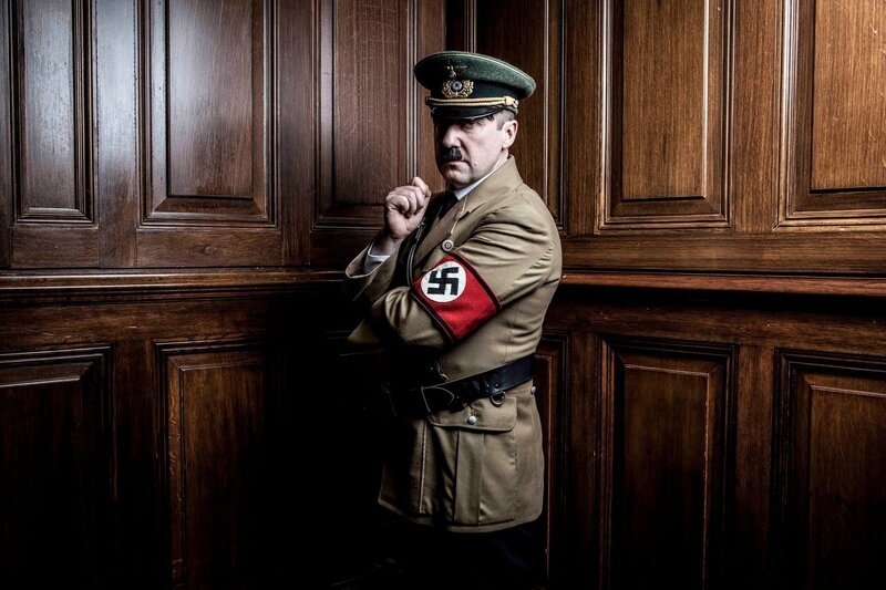 Adolf Hitler (Darsteller unbekannt) – Bild: Andrew Hayes-Watkins