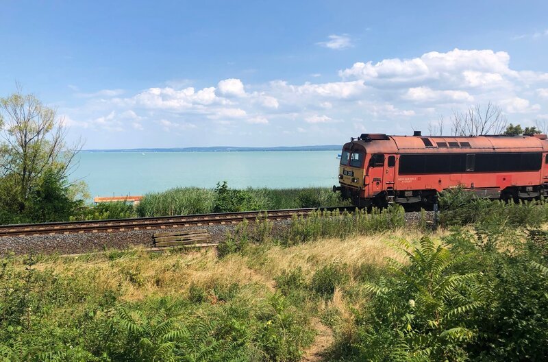 Nördlich des Plattensees verläuft die Bahnlinie teilweise direkt am Ufer. – Bild: SWR