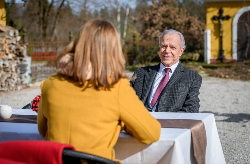 Werner (Dirk Galuba, r.) überredet Katja (Isabell Stern, l.), einen Vortrag über Anton Hagen zu halten. – Bild: ARD/​WDR/​Christof Arnold