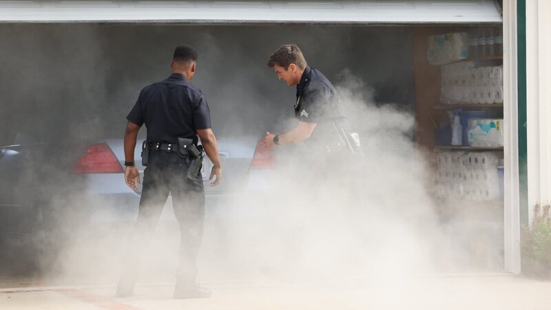 Plötzlich bemerken Officer John Nolan (Nathan Fillion, r.) und Officer Aaron Thorsen (Tru Valentino, l.), dass dichter Qualm aus einer Garage aufsteigt. Ohne zu zögern, gehen sie dem nach. – Bild: ZDF und Raymond Liu./​Raymond Liu