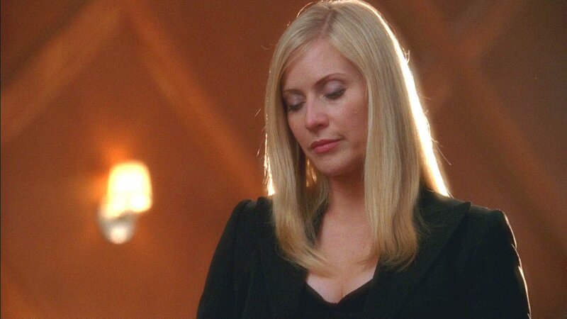 Vier Mönche wurde auf brutale Weise ermordet. (v.li.) Grissom (William Petersen), Sara (Jorja Fox) und Nick (George Eads) untersuchen den Tatort. – Bild: RTL