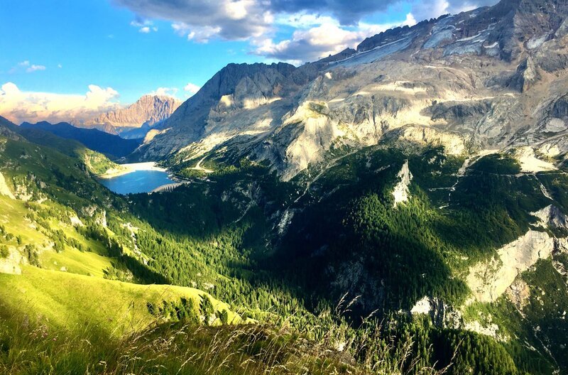 Dolomiten-Panorama: Der Fedaia-Stausee unterhalb der Marmolada, dem höchsten Berg der Dolomiten.; PHOENIX ZU FUSS VON MÜNCHEN NACH VENEDIG, am Samstag (19.10.24) um 20:15 Uhr. Dolomiten-Panorama: Der Fedaia-Stausee unterhalb der Marmolada, dem höchsten Berg der Dolomiten. © phoenix/SWR/Reinhold Rühl, honorarfrei – Verwendung gemäß der AGB im engen inhaltlichen, redaktionellen Zusammenhang mit genannter PHOENIX-Sendung bei Nennung „Bild: phoenix/SWR/Reinhold Rühl“ (S2+). PHOENIX-Kommunikation, Tel: 0228/9584–196, Fax: -199, presse@phoenix.de – Bild: SWR/Reinhold Rühl Dolomiten-Panorama: Der Fedaia-Stausee unterhalb der Marmolada, dem höchsten Berg der Dolomiten.; PHOENIX ZU FUSS VON MÜNCHEN NACH VENEDIG, am Samstag (19.10.24) um 20:15 Uhr. Dolomiten-Panorama: Der Fedaia-Stausee unterhalb der Marmolada, dem höchsten Berg der Dolomiten. © phoenix/SWR/Reinhold Rühl, honorarfrei – Verwendung gemäß der AGB im engen inhaltlichen, redaktionellen Zusammenhang mit genannter PHOENIX-Sendung bei Nennung „Bild: phoenix/SWR/Reinhold Rühl“ (S2+). PHOENIX-Kommunikation, Tel: 0228/9584–196, Fax: -199, presse@phoenix.de – Bild: SWR/Reinhold Rühl