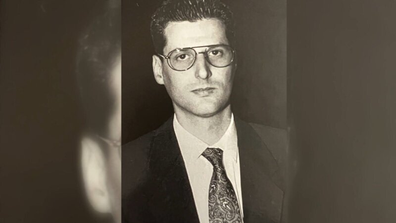 Dieses schwarz-weiß Foto zeigt den jungen Mord-Ermittler Alexander Zelger im Jahr 1992, nachdem er den Serienmörder Marco Bergamo festnehmen konnte. – Bild: ZDF und Athesia Verlag./​Athesia Verlag