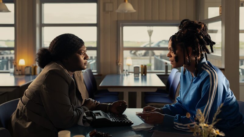 Gloria Acheampong (Thelma Buabeng, l.) spricht mit der Zeugin Mercy (Jane Chirwa, r.). – Bild: ZDF und Christine Schroeder./​Christine Schroeder