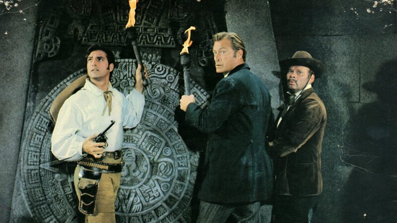Der deutsche Arzt Dr. Karl Sternau (Lex Barker, M.) und seine Begleiter Graf Alfonso (Gérard Barray, l.) und André Hasenpfeffer (Ralf Wolter, r.) werden von den Banditen erpresst, das Geheimnis um den Aztekenschatz zu lüften. – Bild: ZDF und HR/CCC-Filmkunst./HR/CCC-Filmkunst Der deutsche Arzt Dr. Karl Sternau (Lex Barker, M.) und seine Begleiter Graf Alfonso (Gérard Barray, l.) und André Hasenpfeffer (Ralf Wolter, r.) werden von den Banditen erpresst, das Geheimnis um den Aztekenschatz zu lüften. – Bild: ZDF und HR/CCC-Filmkunst./HR/CCC-Filmkunst