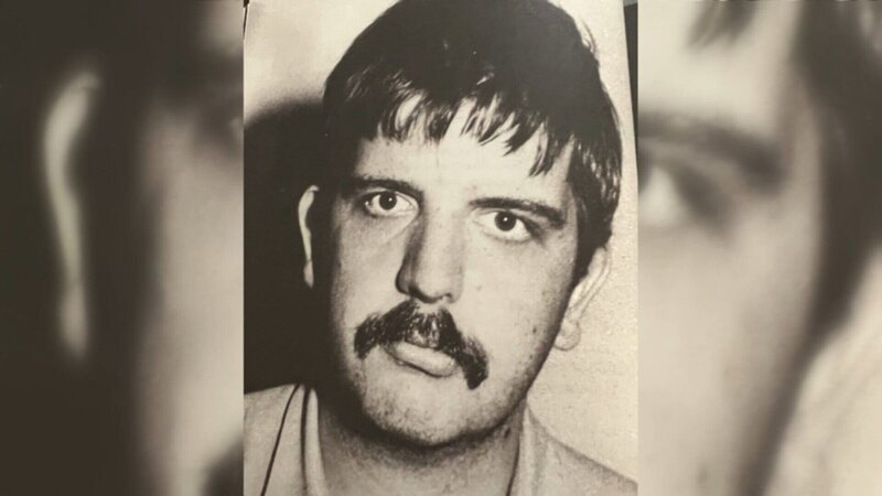 Der italienische fünffache Mörder Marco Bergamo bei seiner Festnahme im Jahr 1992. Es ist sein 24. Geburtstag. – Bild: ZDF und Athesia Verlag./​Athesia Verlag