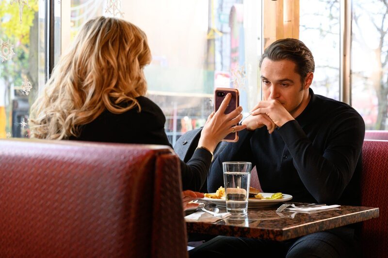 Marissa Morgan (Geneva Carr, l.); Stephen Raposa (Aaron Dean Eisenberg, r.) – Bild: CBS Broadcasting, Inc.