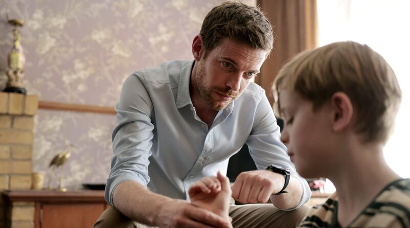 Dr. David Hunter (Harry Treadaway, li.) befragt Sam (Louie Mynett) – Bild: Cuba Pictures/​Paramount+/​Rekha Garton