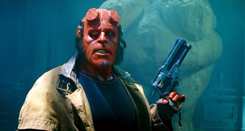 Hellboy (Ron Perlman) wird von der Organisation für paranormale Vorfälle beauftragt, den Elfenprinz Nuada von seinem Plan, die Goldene Armee wiederzuerwecken, abzuhalten. – Bild: Nitro Hellboy (Ron Perlman) wird von der Organisation für paranormale Vorfälle beauftragt, den Elfenprinz Nuada von seinem Plan, die Goldene Armee wiederzuerwecken, abzuhalten. – Bild: Nitro