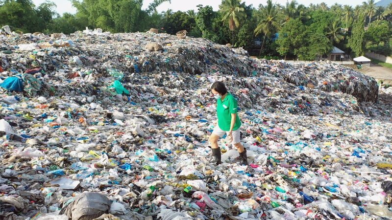 Merci Ferrer läuft über einen Müllberg in der städtischen Mülldeponie. Jedes Jahr stellt die Getränkeindustrie 470 Milliarden Plastikflaschen her, von denen die meisten nur einmal verwendet und dann weggeworfen werden. Die Folgen für die Umwelt sind verheerend. – Bild: ZDF und The Why Foundation./The Why Foundation Merci Ferrer läuft über einen Müllberg in der städtischen Mülldeponie. Jedes Jahr stellt die Getränkeindustrie 470 Milliarden Plastikflaschen her, von denen die meisten nur einmal verwendet und dann weggeworfen werden. Die Folgen für die Umwelt sind verheerend. – Bild: ZDF und The Why Foundation./The Why Foundation