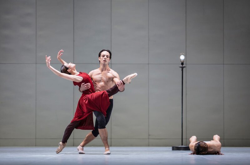 Nicolas Gläsmann und Madoka Sugai tanzen John Neumeiers neue Choreografie Ghost Light. – Bild: ZDF und SWR/Kiran West. Nicolas Gläsmann und Madoka Sugai tanzen John Neumeiers neue Choreografie Ghost Light. – Bild: ZDF und SWR/Kiran West.