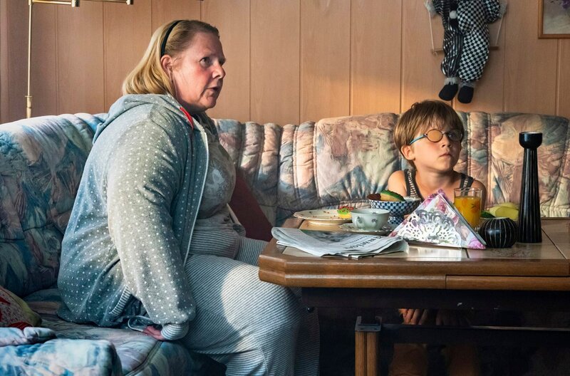 Diana Pötschke (Hildegard Schroedter) und Dustin Schinschke (Franz Schmidt) beim gemeinsamen Essen – Bild: MDR/​Moovie/​Steffen Junghans