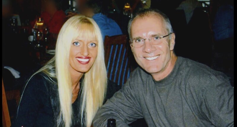 Rebecca (l.) und Larry lernen sich in einem Fitnessstudio kennen und lieben. Bald darauf kaufen sie ein Haus in Strandnähe und führen das scheinbar perfekte Leben. – Bild: Rebecca Fenton
