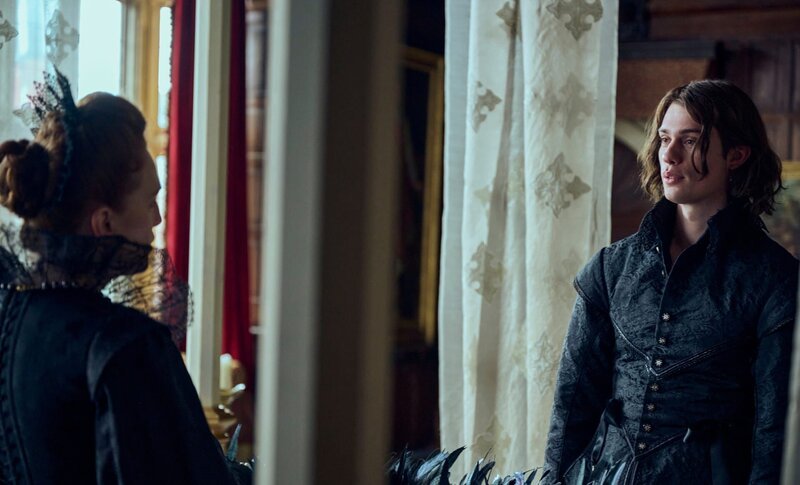 l-r: Mary Villiers (Julianne Moore), George Villiers (Nicholas Galitzine) – Bild: Rory Mulvey /​ Sky Studios