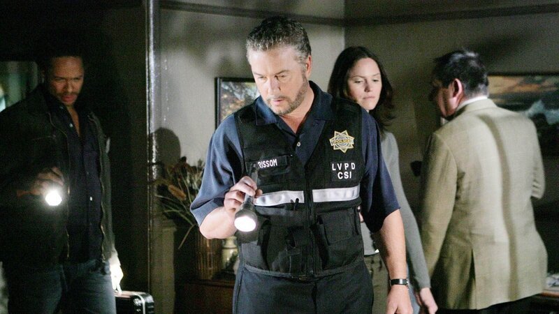 Hayden Bradford, ein so genannter Wolfsmensch, wurde ermordet. Gil Grissom (William Petersen, M.), Warrick Brown (Gary Dourdan, l.) und Sara Sidle (Jorja Fox) suchen am Tatort nach Spuren … – Bild: TVNOW /​ CBS