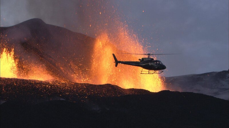 Jeder Ausbruch verdeutlicht die ungeheure Kraft der Vulkane – und die Gefahr, die von ihnen ausgeht. Weltweit leben mehr als 800 Millionen Menschen in der Nachbarschaft solcher gefährlichen Feuerberge. – Bild: ZDF und Tiemo Fenner./Tiemo Fenner Jeder Ausbruch verdeutlicht die ungeheure Kraft der Vulkane – und die Gefahr, die von ihnen ausgeht. Weltweit leben mehr als 800 Millionen Menschen in der Nachbarschaft solcher gefährlichen Feuerberge. – Bild: ZDF und Tiemo Fenner./Tiemo Fenner