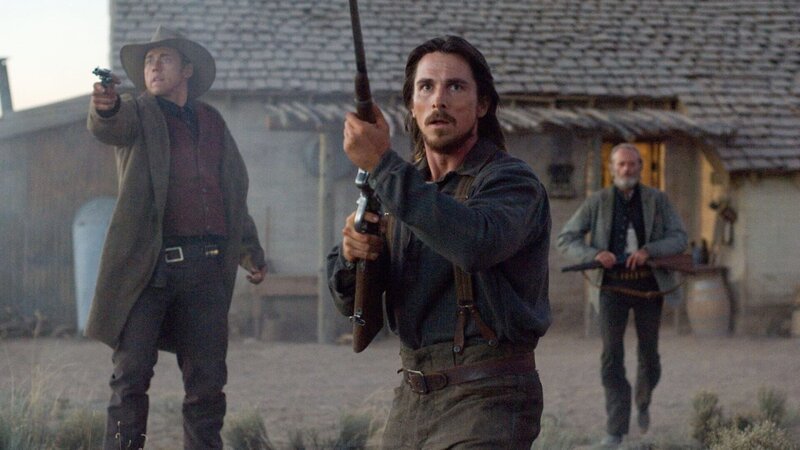 V.l.: Tucker (Kevin Durand), Dan Evans (Christian Bale), Byron McElroy (Peter Fonda)  Die Verwendung des sendungsbezogenen Materials ist nur mit dem Hinweis und Verlinkung auf RTL+ gestattet. – Bild: ZDF und Richard Foreman Jr../​Richard Foreman Jr.