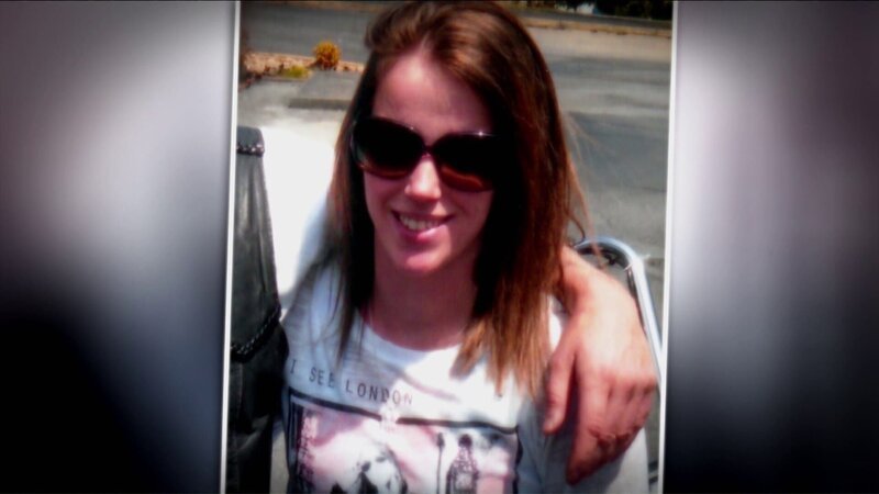 Als Whitney Harris bester Freund verschwindet, wirft die Suche nach dem Vermissten unangenehme Fragen auf: Ist Whitneys Mann Timothy doch nicht der liebende Vater und Ehemann, für den er gehalten wurde, oder wollte er nur seine Frau beschützen? – Bild: Super RTL