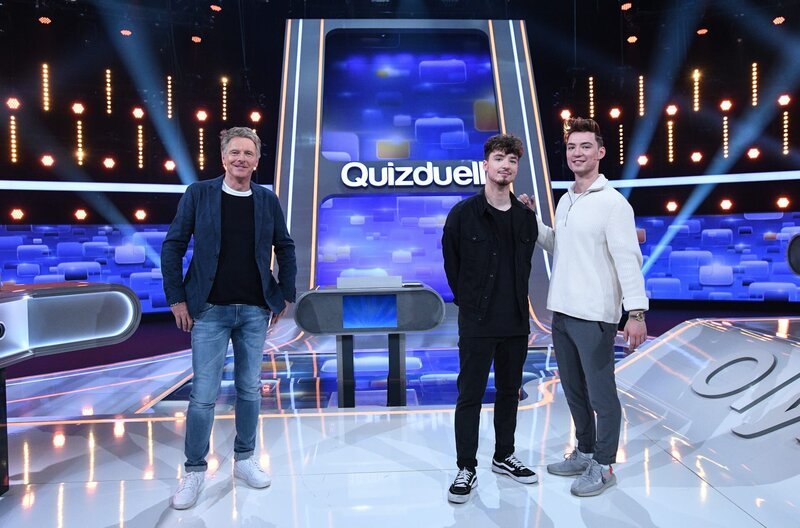 Moderator Jörg Pilawa (l.) mit dem Rateteam „Lochmann“: die Schauspieler, Musiker und You-Tube-Stars Roman (M.) und Heiko Lochmann (r.). – Bild: ARD/​Uwe Ernst