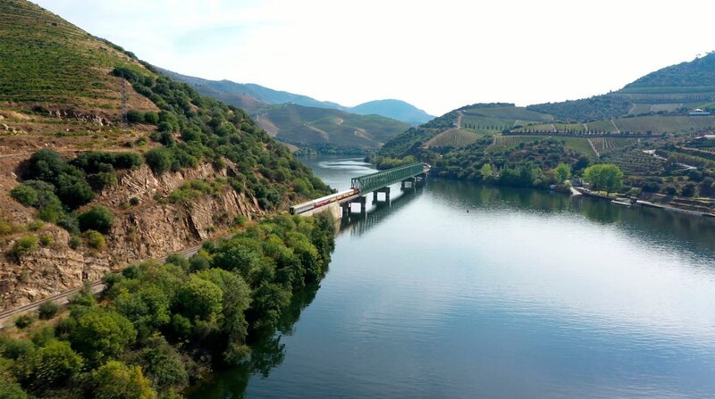 Unterwegs mit dem Zug auf der Linha do Douro. – Bild: ZDF und NDR/​elb motion pictures GmbH/​Sebastian Wagner.