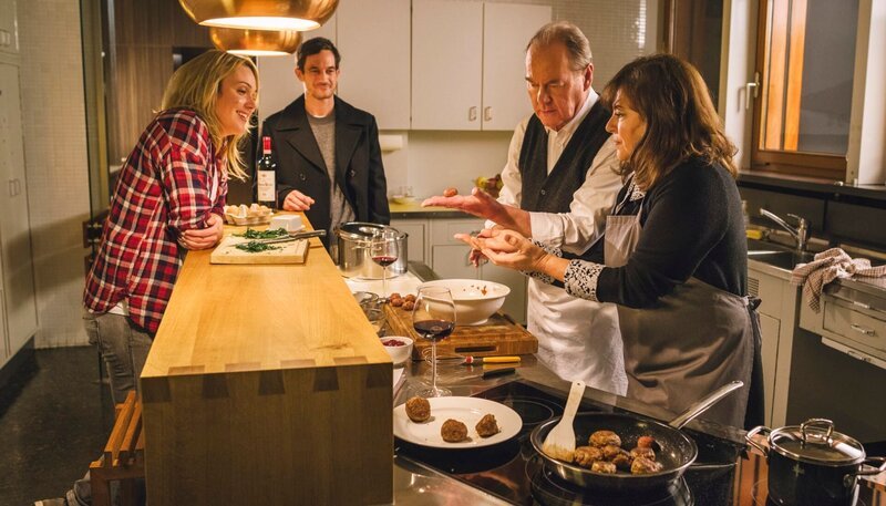 Ein entspannter Abend: Mit Unterstützung seiner Haushälterin Renate Stimpfle (Gundi Ellert, rechts) entdeckt der erblindete Theo Olssen (Peter Haber, 2. von rechts) das Kochen für sich. Blindentrainerin Sissi (Alwara Höfels) und sein Sohn Jens (Sönke Möhring) freuen sich über den Erfolg. – Bild: ARD Degeto/Hendrik Heiden Ein entspannter Abend: Mit Unterstützung seiner Haushälterin Renate Stimpfle (Gundi Ellert, rechts) entdeckt der erblindete Theo Olssen (Peter Haber, 2. von rechts) das Kochen für sich. Blindentrainerin Sissi (Alwara Höfels) und sein Sohn Jens (Sönke Möhring) freuen sich über den Erfolg. – Bild: ARD Degeto/Hendrik Heiden