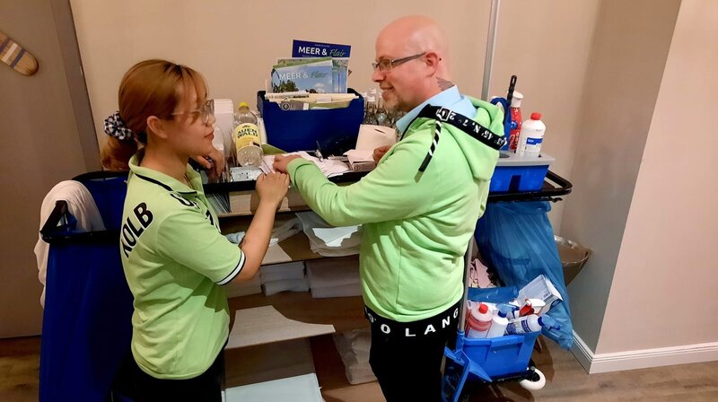 Der Hotelretter und seine Azubis aus Vietnam – Bild: NDR/​Birgit Stamerjohanns