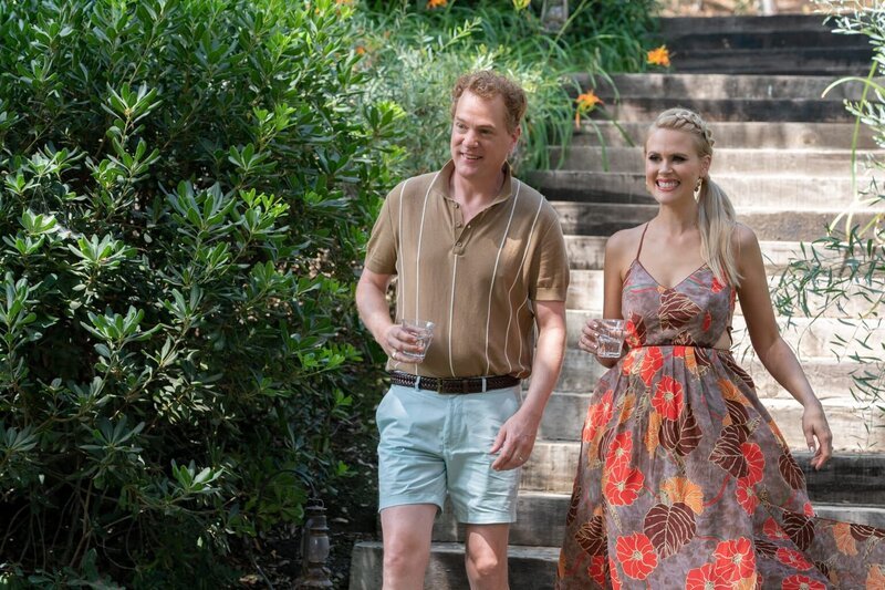 Vernon (Todd Robert Anderson, l.); Becca (Janet Varney, r.) – Bild: 2019 FX Productions, LLC. All rights reserved. Lizenzbild frei