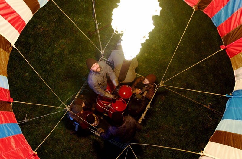 Film „Ballon“ mit Friedrich Mücke, Karoline Schuch und Tilman Döbler (v.l.): Das Drehbuch des historischen Thrillers beruht auf der wahren Geschichte der Familien Strelzyk und Wetzel, denen die spektakulärste Flucht in der Zeit des Kalten Krieges glückte. – Bild: ARD Degeto/​Studiocanal GmbH
