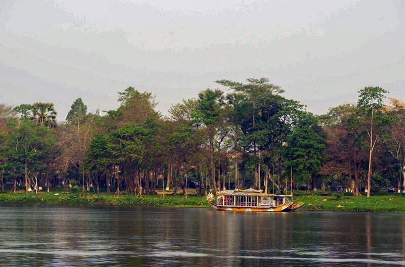 Der rund dreißig Kilometer lange Parfümfluss fließt durch die alte vietnamesische Kaiserstadt Huế und mündet ins Südchinesische Meer. – Bild: Elephant Doc