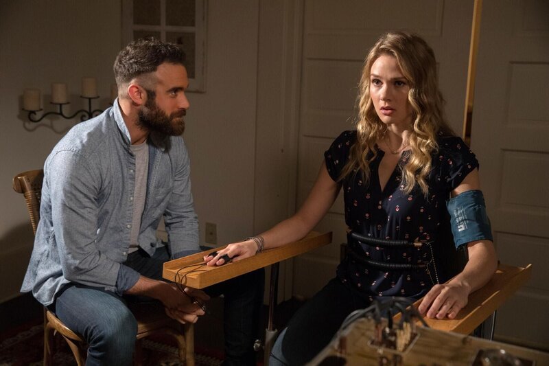 Xavier Holliday (Joshua Sasse, l.); Evie Covington (Tori Anderson, r.) – Bild: 2016 The CW Network, LLC. All Rights Reserved /​ Jack Rowand Lizenzbild frei
