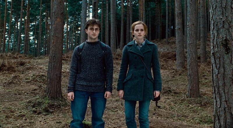 L-R: Harry Potter (Daniel Radcliffe), Hermione Granger (Emma Watson) – Bild: 2010 Warner Bros. Entertainment Inc. All Rights Reserved. Harry Potter Publishing Rights © J.K. Rowling. Harry Potter characters, names and related indicia are trademarks of and © Warner Bros. Entertainment Inc. All Rights Reserved. L-R: Harry Potter (Daniel Radcliffe), Hermione Granger (Emma Watson) – Bild: 2010 Warner Bros. Entertainment Inc. All Rights Reserved. Harry Potter Publishing Rights © J.K. Rowling. Harry Potter characters, names and related indicia are trademarks of and © Warner Bros. Entertainment Inc. All Rights Reserved.