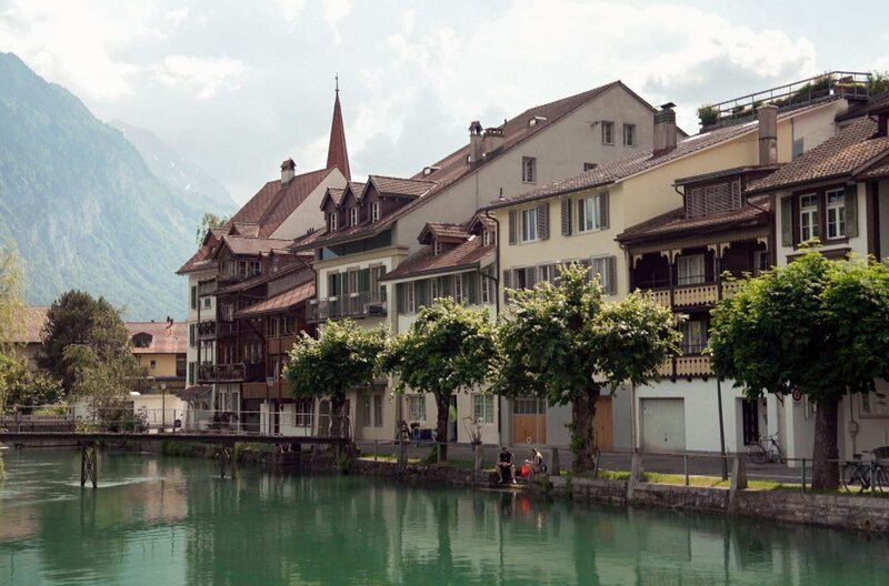 In Interlaken gibt es jede Menge Felsen und Steine, doch ausgerechnet der wichtigste kam vor etwa 40 Jahren abhanden: eine verrücke Geschichte über Politik und Tradition … – Bild: Elephant Doc