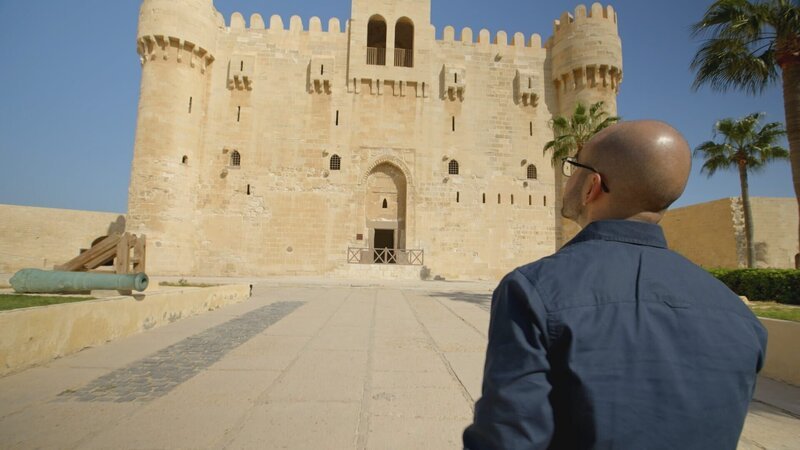 Dr. Arto Belekdanian erkundet die Zitadelle von Qaitbay in Ägypten. Archäologen erforschen Leben und Tod in Ägyptens verlorener Megastadt Alexandria und entdecken den Zusammenstoß zweier Supermächte der antiken Welt. (Windfall Films) – Bild: Windfall Films /​ Windfall Films